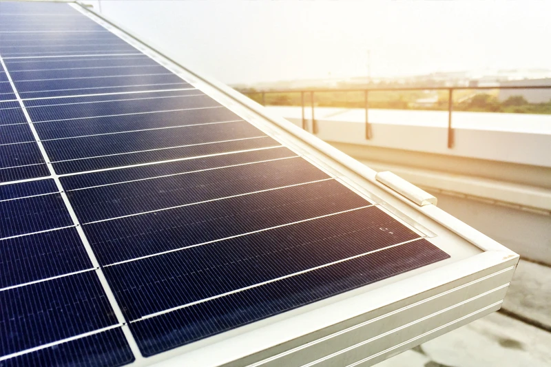 panele fotowoltaiczne na budynku