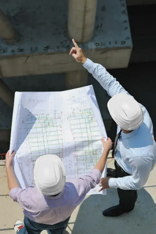 generalny wykonawca przegląda plany budynku